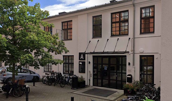 Fra armlengdes avstand  til langfingra kunstnere