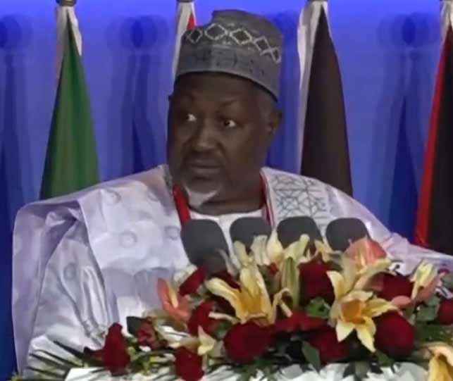 Nigerias forsvars­minister trekker seg efter ny opp­blusning av vold mot kristne (+)