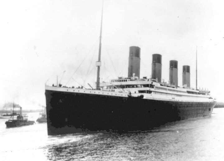 De er arrogante og selvgode, og står i fronten på Titanic