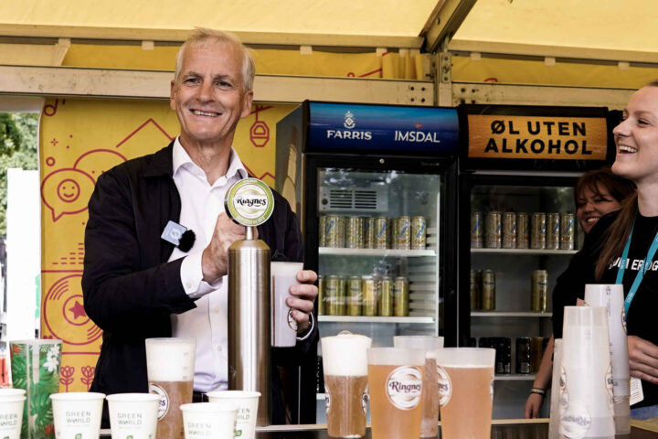 Støre om skjenking under fotball-VM: – Må kunne drikke øl til fløyta går