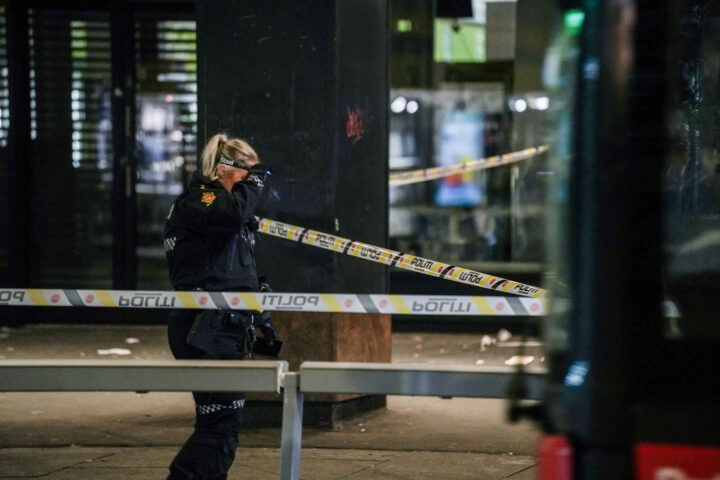 Mann alvorlig skadet etter knivstikking i Brugata – politiet jakter gjerningsperson