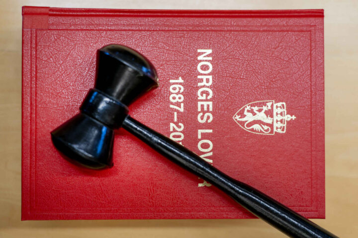 Tvang tenåring til å spise egen sokk (+)