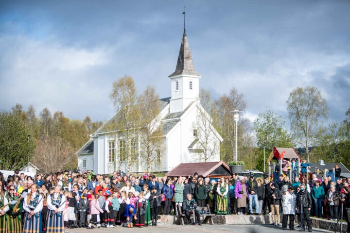 Må stenge fire kirker i ni måneder