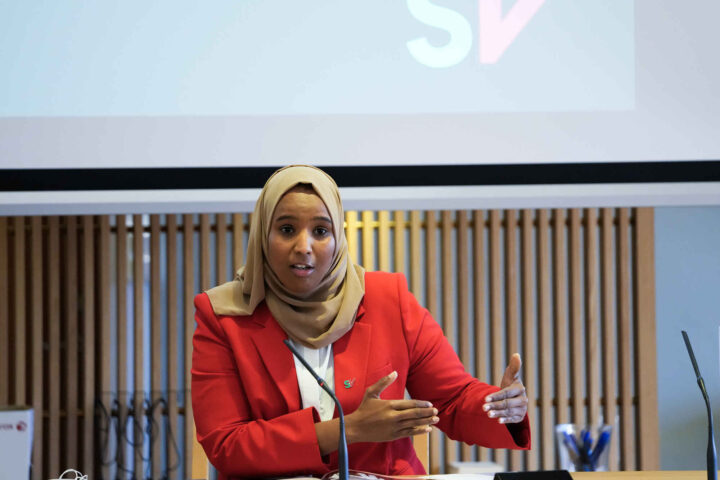 SV-nestlederen stryker i virkelighets-orientering