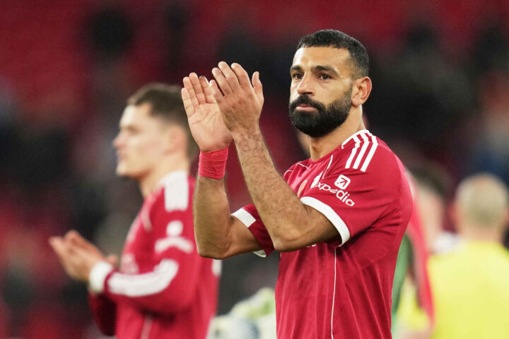Salah går ned med flagget til bånns