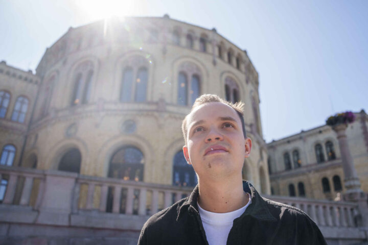 Ung konservativ mann fillerister et verdiløst Storting