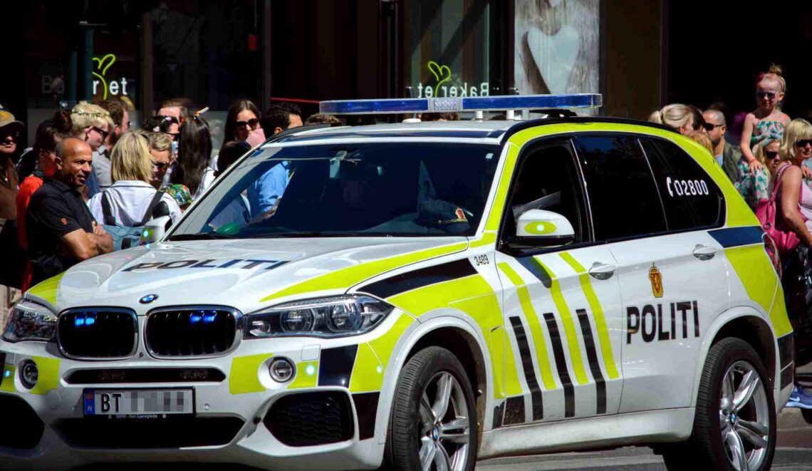 Politibil, folkemengde i gate