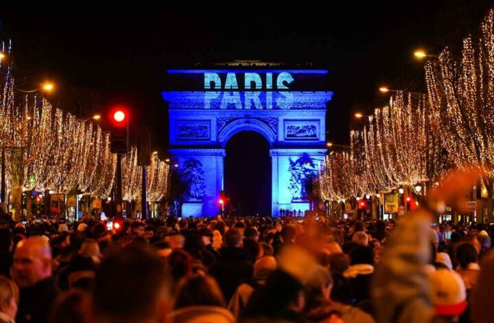 Festen er over i Paris: Frankrike avlyser nyttårskonserten på Champs-Élysées (+)
