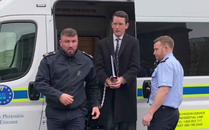 Irsk domstol ber om straffe­forfølgelse av hele Enoch Burkes familie (+)