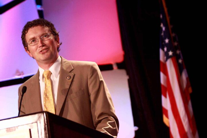 – NATO, en relikvie fra den kalde krigens dager som subsidierer sosialistiske land i Europa (+)