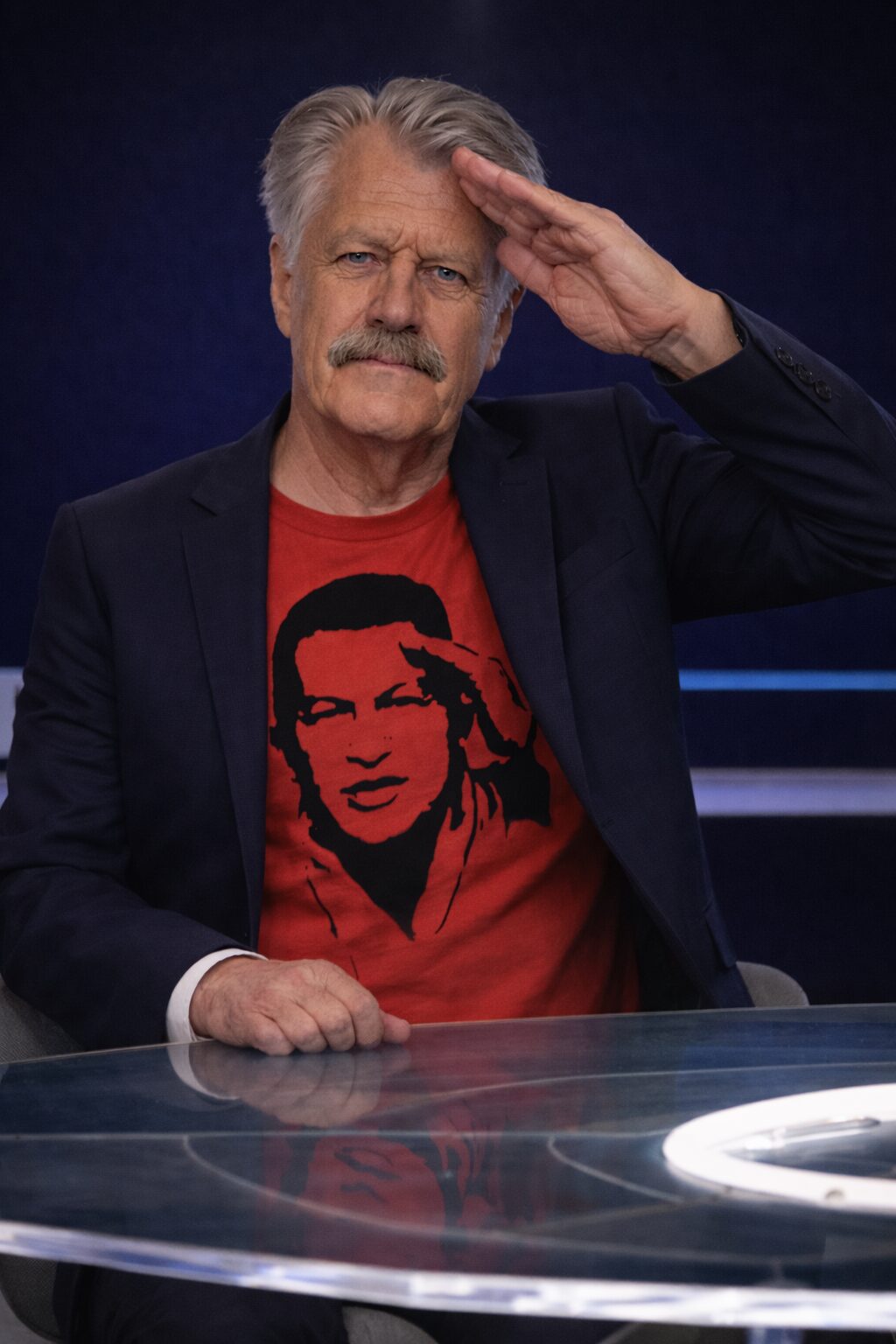 Illustrasjon som viser en NRK-ekspertrolle fremstilt med ideologisk symbolikk.