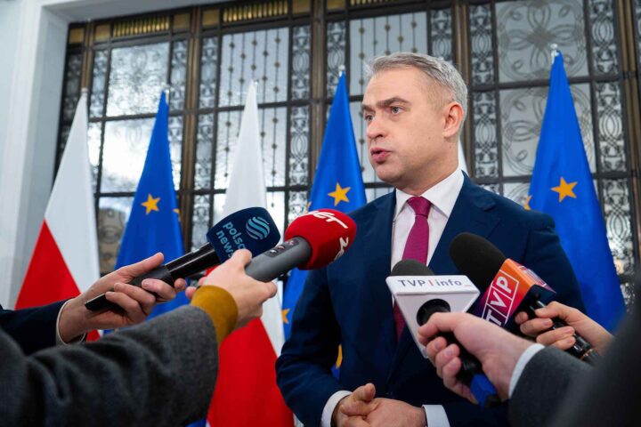 EU-tilpasning: Polen fjerner «mann» og «kvinne» fra vielses&shy;attesten