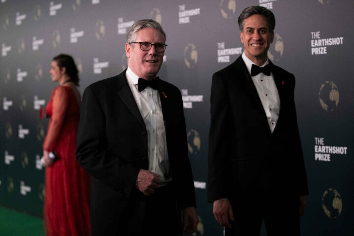 Britene bygger ut store mengder havvind, strømkundene får regningen