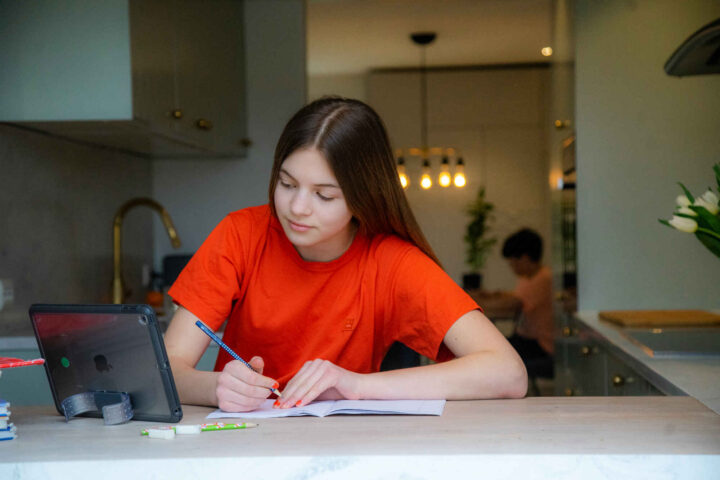 Rapport: Pandemien satte dype spor og økte forskjeller mellom elevgrupper