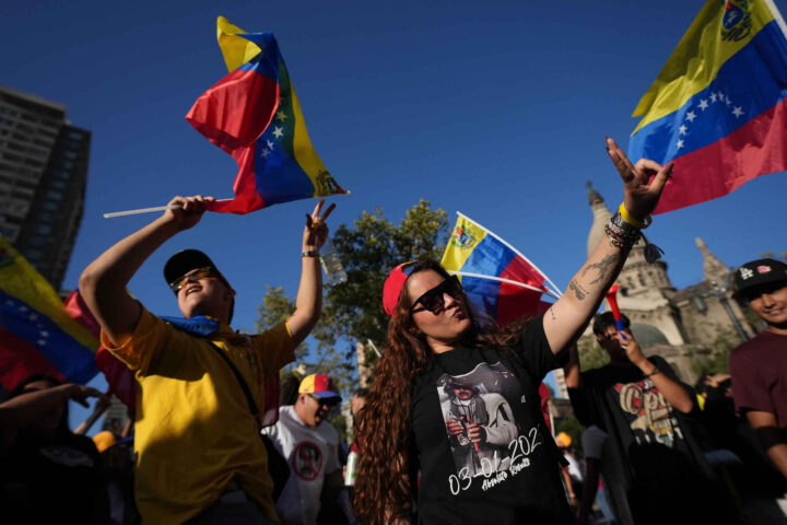 Venezuelanere i eksil feirer Maduros fall: – Guddommelig rettferdighet
