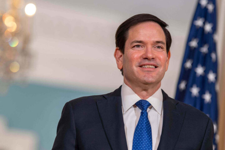 USA fryser all visum&shy;behandling for 75 land