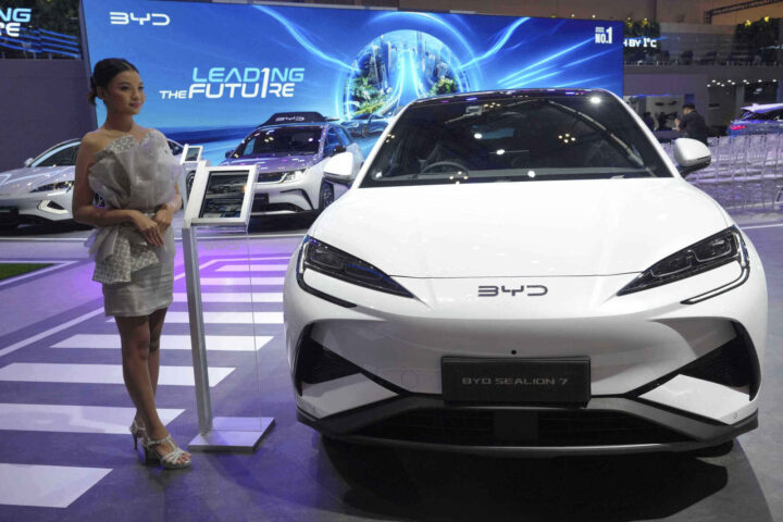 Kinas BYD vil passere Tesla som verdens største elbilselger