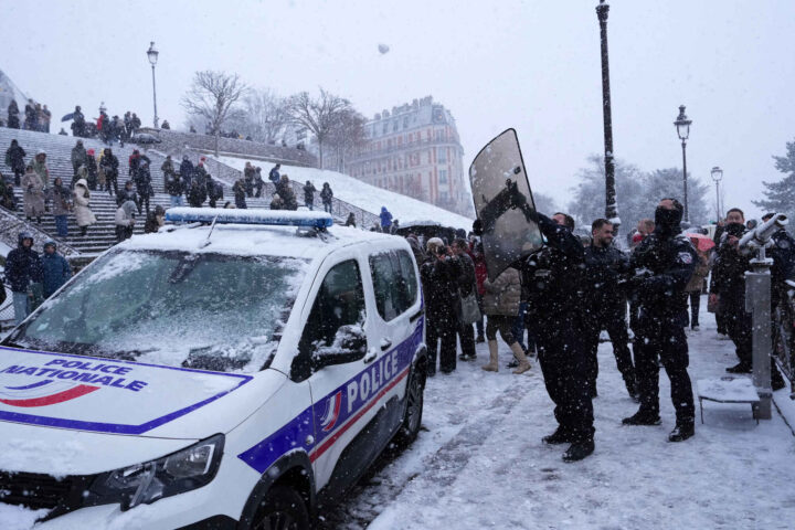 «Frankrike tilhører oss!» – politimann ble kalt «skitten franskmann» og banket opp i Paris