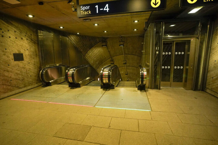 Røykutvikling fra tog ved National­theatret stasjon – tog og stasjonen evakueres