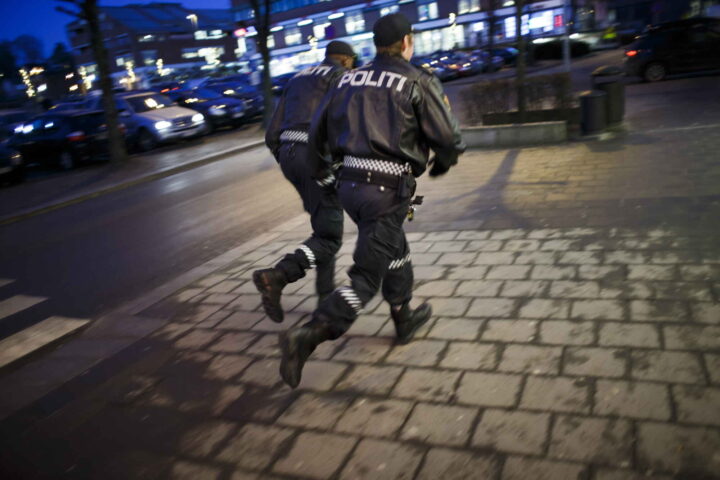 Mann knivstukket for en sigarett på Strømmen – tre ungdommer på rømmen