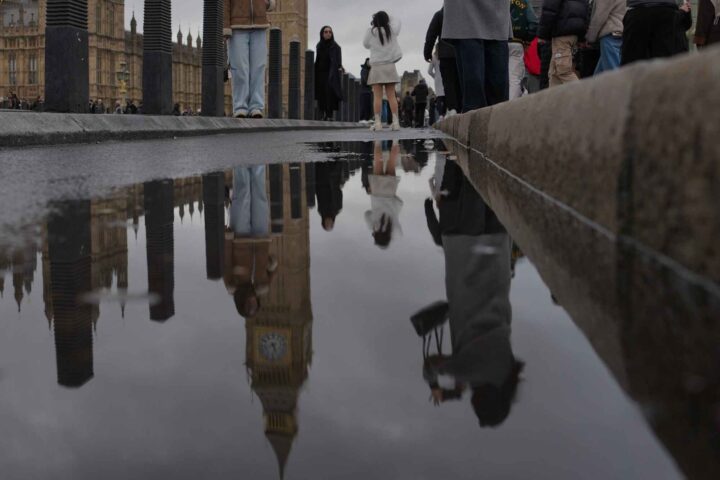 Keir Starmer avlyser lokalvalg, et angrep på det britiske demokratiet