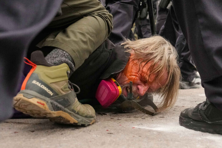 Krigen i Minneapolis; agenter måtte trekke våpen