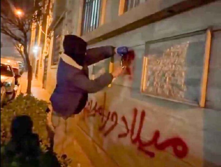 Iran: Demonstrantene maler røde merker på hus hvor regimets folk bor