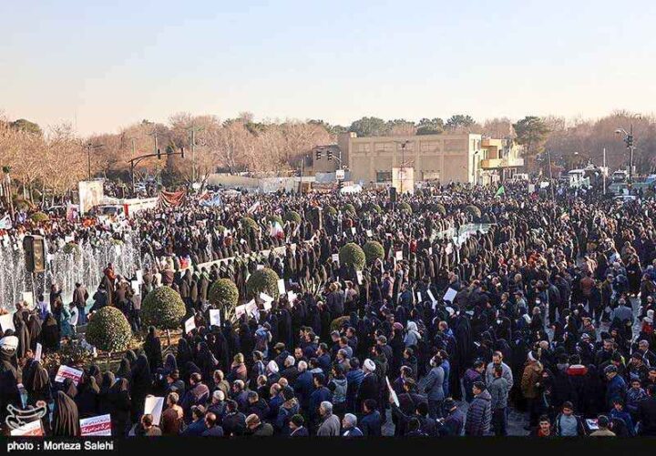 Protestene i Iran, dag 12: Revolusjons&shy;garden i høy beredskap