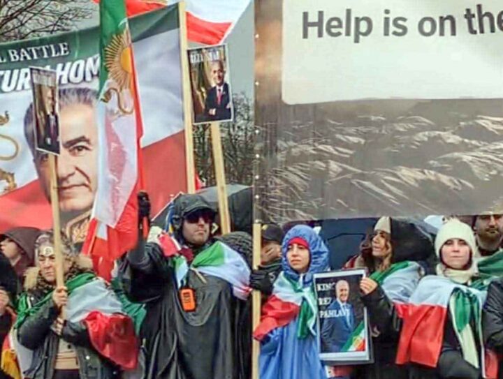München: Reza Pahlavi mot&shy;tatt som en pop&shy;stjerne av 250.000 iranere