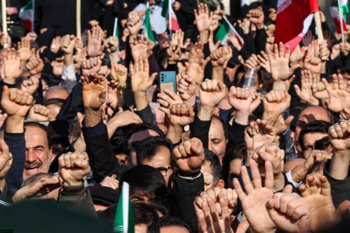 Protestene i Iran, dag 38: – Vi ber om at krigen kommer og redder oss