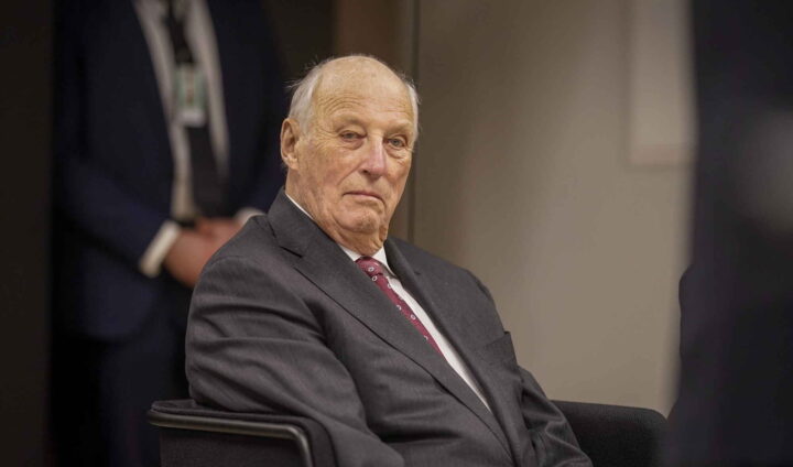 Støre ønsker kongen god bedring – tar regningen hvis kongen skal transporteres hjem