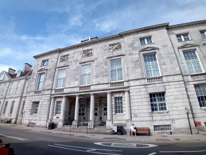 Svært ung jente voldtatt og torturert av sin egen familie i West Sussex&nbsp;(+)