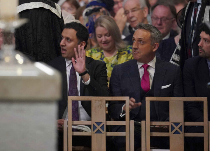 Den skotske Labour-lederen oppfordrer Starmer til å trekke seg&nbsp;(+)