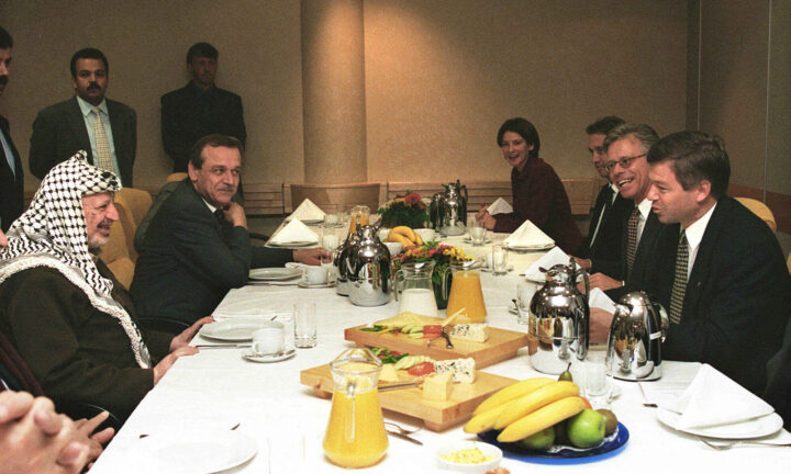 Mette-Marit er en pikant avsporing. Sprengstoffet i Epstein-saken dreier seg om kompromat&nbsp;(+)