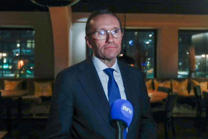 Eide fritar ambassadør Mona Juul fra arbeidsplikten