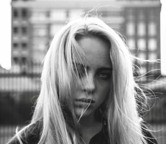 Billie Eilish roper «Fuck ICE» på Grammy-utdelingen: «Ingen er ulovlig på stjålet land»