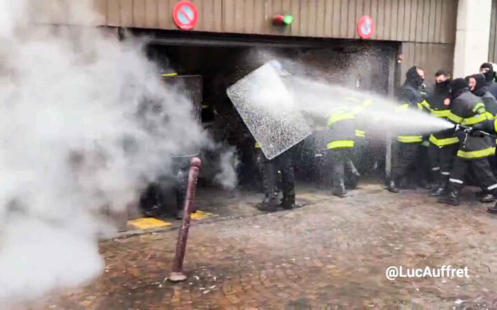 Fransk politi lot brann&shy;menn slippe igjennom sperringene for å protestere mot Macron
