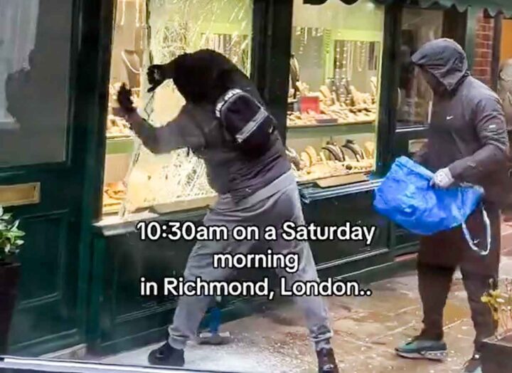 Dristig ran i fullt dags&shy;lys: Røvere knuste gullsmed&shy;butikk i «trygt område» i London