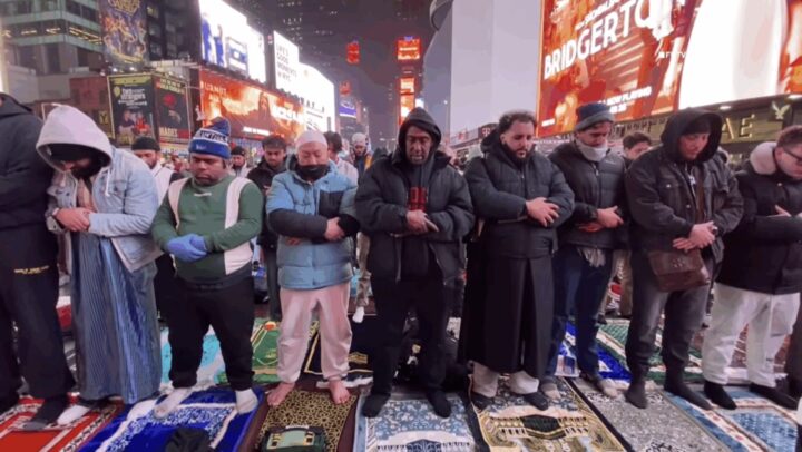 Muslimer i bønn på Times Square&nbsp;(+)