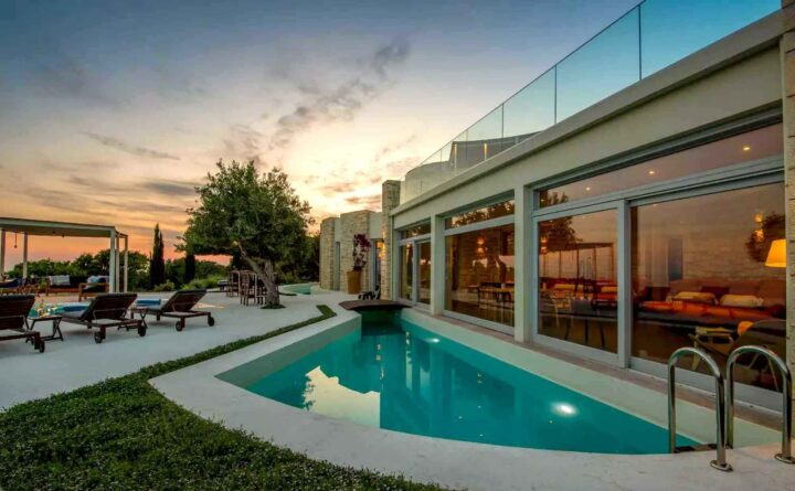 Rød-Larsen kjøpte nabo&shy;tomt i Hellas til «opp&shy;sikts&shy;vekkende høy pris»&nbsp;(+)