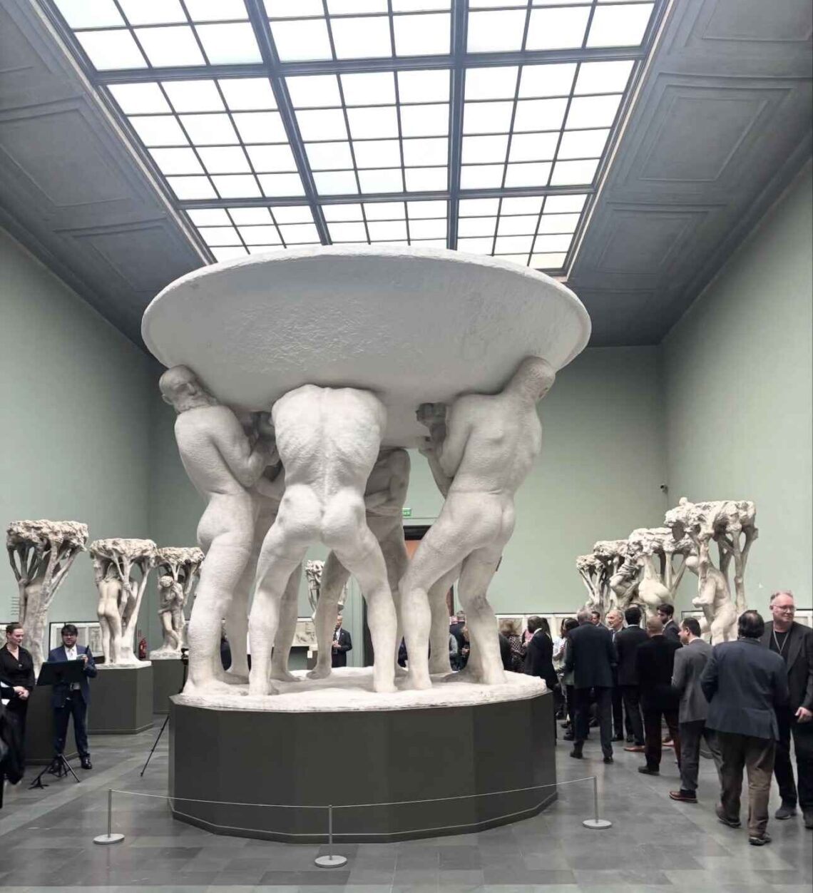 Feiringen av den greske nasjonaldagen fant sted i storslåtte omgivelser ved Vigelandmuseet i Oslo, preget av høytid og varme.