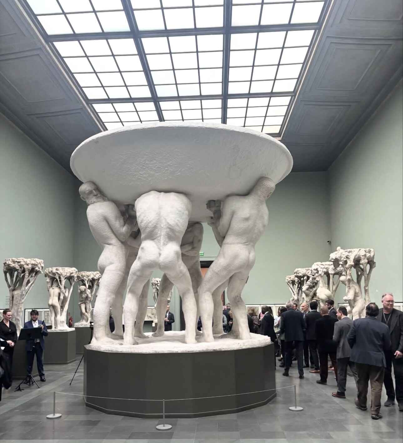 Feiringen av den greske nasjonaldagen fant sted i storslåtte omgivelser ved Vigelandmuseet i Oslo, preget av høytid og varme.