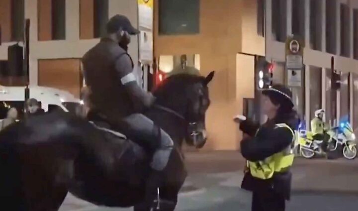 Khamenei-tilhengere patruljerte til hest i Manchester&nbsp;<span>(+)</span>