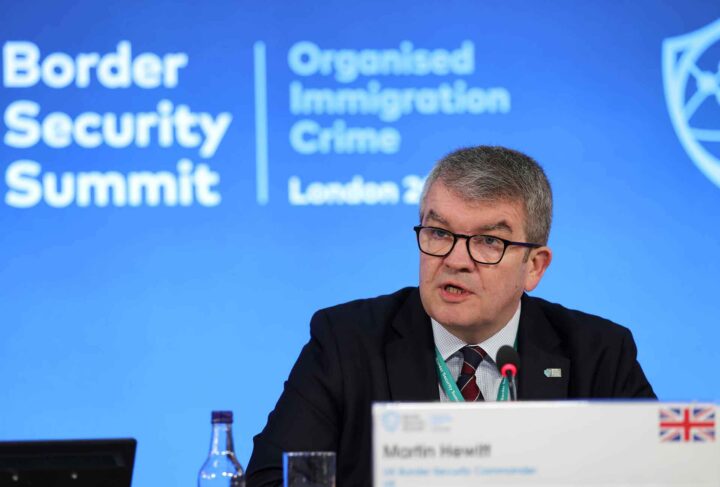 Briten som skulle «knuse menneske&shy;smugler&shy;bandene» sviktet i rollen: Går av i «vanære»&nbsp;<span>(+)</span>