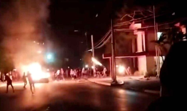 Demonstranter satte fyr på partikontor på Cuba