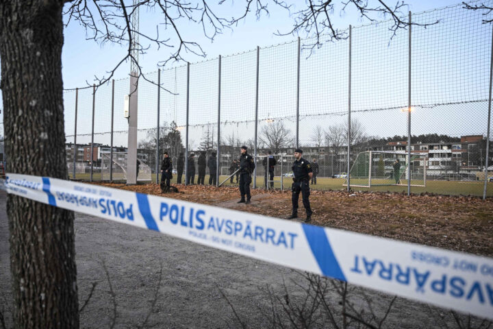 Ung mann skutt og drept ved fotballbane sør for Stockholm
