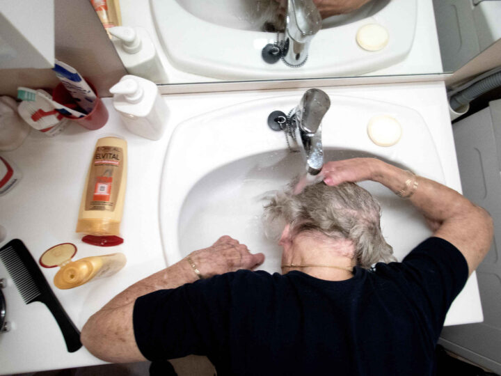 Bystyret skryter av million&shy;overskudd, mens eldre fratas retten til å dusje&nbsp;<span>(+)</span>