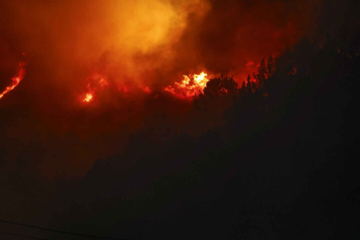Omfattende lyngbrann truer bebyggelsen i Ålesund
