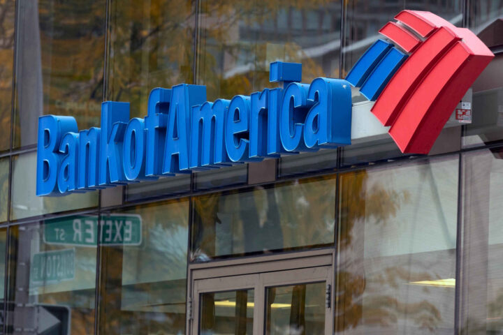Bombe&shy;angrep mot Bank of America i Paris av&shy;verget, etter&shy;forskes som mulig terror