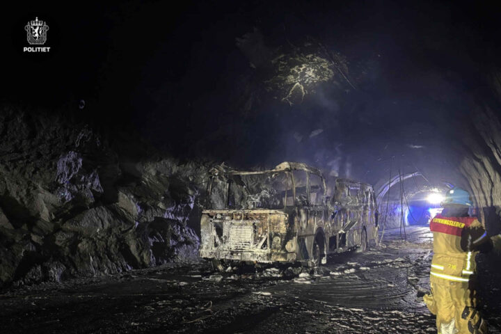 Ung mann pågrepet etter bussbrann som stengte E6